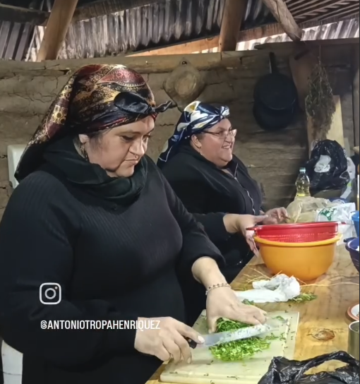 Iyael, comida, en la Ruka Rangiñelwe durante la jornada de Interculturalidad